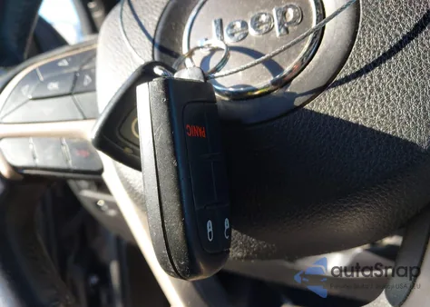 2017 Jeep Grand Cherokee Laredo 4X4 z USA, uszkodzony, nr VIN 1C4RJFAG0HC803386